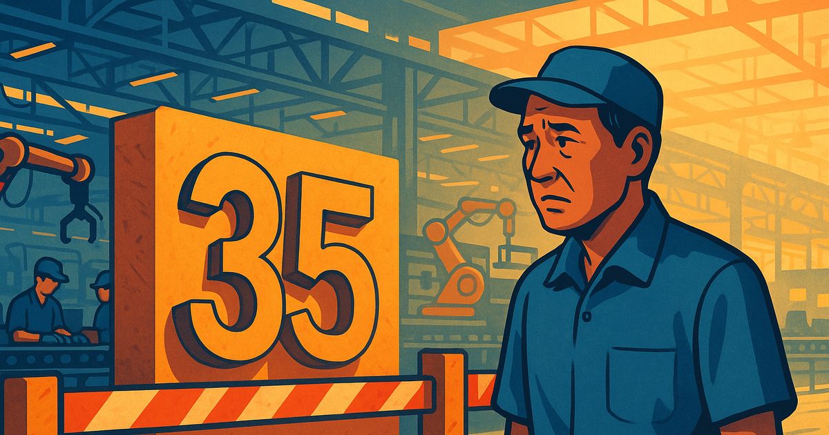工場内で不安そうに立つ中年男性と『35』の標識