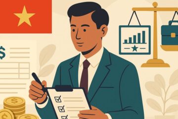 チェックリストを確認するスーツ姿の男性。背景にベトナム国旗、コイン、グラフ、天秤が描かれたイラスト。