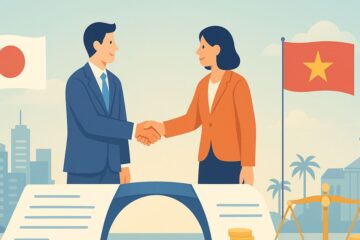 日本とベトナムのビジネスパーソンが書類の上で握手、背景に両国の国旗と都市の建物